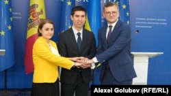 Romanian Foreign Minister Luminita Odobescu (left), Moldovan Foreign Minister Mihai Popsoi (center), and Ukrainian Foreign Minister Dmytro Kuleba in Chisinau on July 5.