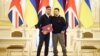 Президент України Володимир Зеленський і прем’єр-міністр Великої Британії Ріші Сунак (ліворуч) після підписання безпекової угоди. Київ, 12 січня 2024 року 