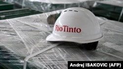 Zaštitni šlem sa logotipom "Rio Tinto" na kutijama sa uzorcima rude koji sadrže mineral jadarit iskopanog tokom godina u skladištu kompanije Rio Tinto u gradu Loznici na zapadu Srbije, 5. aprila 2024.