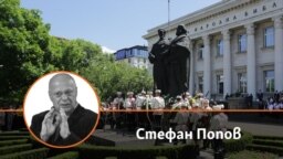 Колаж с автора на фона на кадър от честването на 24 май пред Народната библиотека "Св. св. Кирил и Методий"