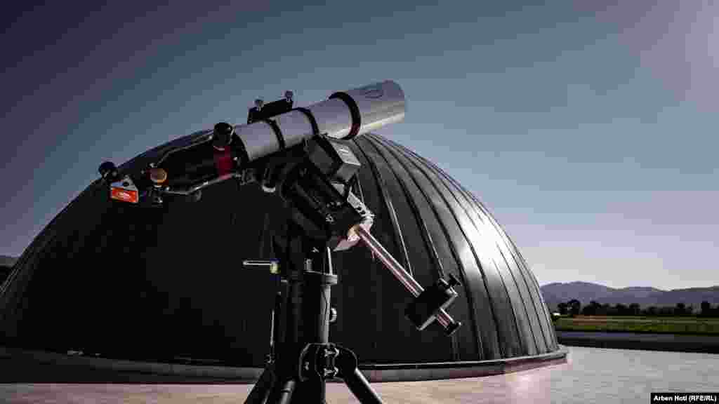 Një teleskop i vendosur në kulmin e ndërtesës së Observatori dhe Planetariumit Kombëtar të Kosovës&nbsp;në fshatin Rashincë, Shtime.