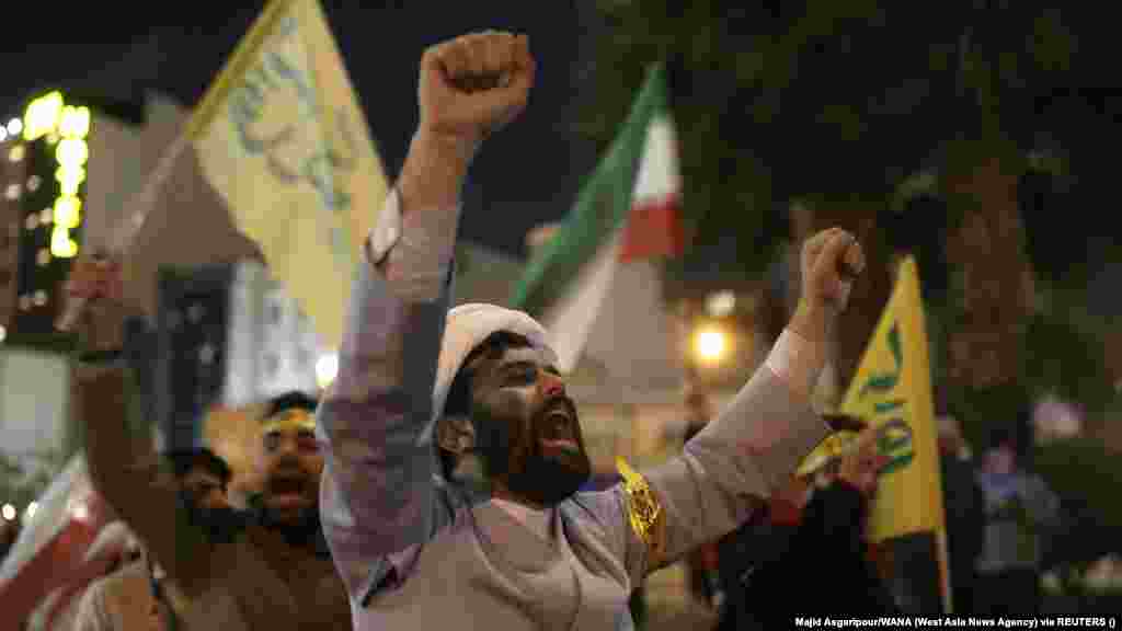 Irániak ünnepelnek Teheránban, miután az Iszlám Forradalmi Gárda légicsapásokat mért Izraelre válaszul a szíriai konzulátus elleni izraeli támadásra