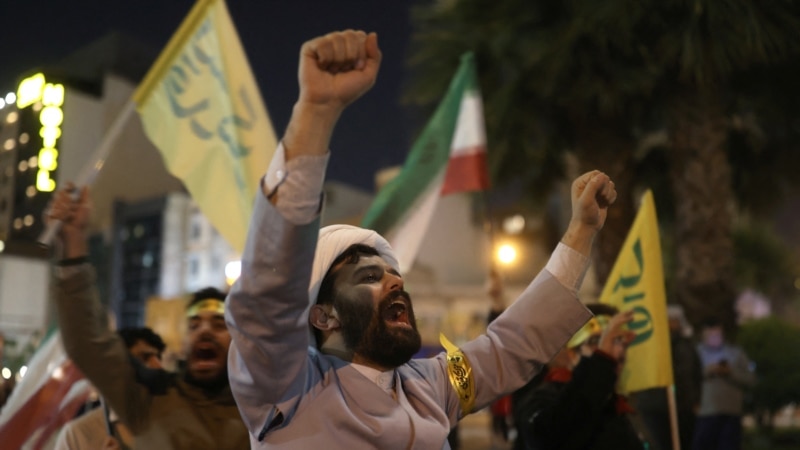 Файеры и флаги: как в Тегеране радовались массированному удару Ирана по Израилю (фоторепортаж)