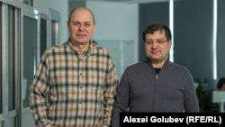 Expertul IT Vitalie Eșanu (dreapta) a stat de vorbă cu Eugen Urușciuc (stânga), autorul podcastului „În esență...”