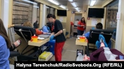 Містяни здають кров у мобільному центрі крові у Львові, Україна, 11 квітня 2024 року