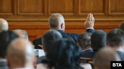 Лидерът на ГЕРБ Бойко Борисов вдига ръка по време на заседанието на Народното събрание в сряда.