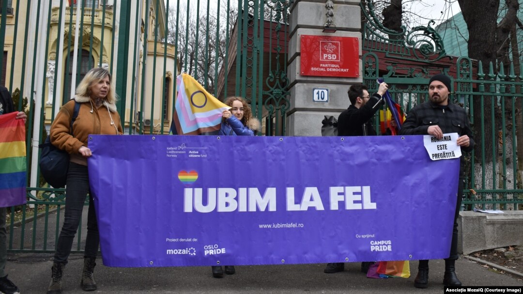 Manifestație pentru legalizarea parteneriatului civil organizată de Asociația MozaiQ - o organizație comunitară care se adresează persoanelor LGBTQIA+ din România - în fața sediului PSD, pe 4 februarie 2024.
