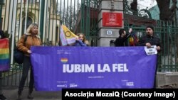 Manifestație pentru legalizarea parteneriatului civil organizată de Asociația MozaiQ - o organizație comunitară care se adresează persoanelor LGBTQIA+ din România - în fața sediului PSD, pe 4 februarie 2024.