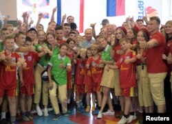 Президент России Путин с отдыхающими в «Артеке» детьми в 2017 году