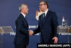 Генсек НАТО Єнс Столтенберґ тисне руку сербському президенту Александру Вучечу. Листопад 2023 року (фото ілюстраційне)
