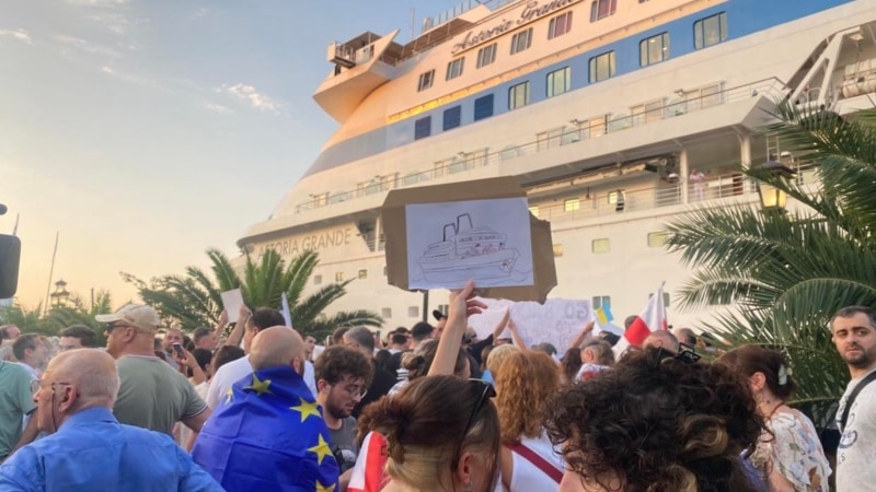В Батуми прошли протесты против захода лайнера с российскими туристами 