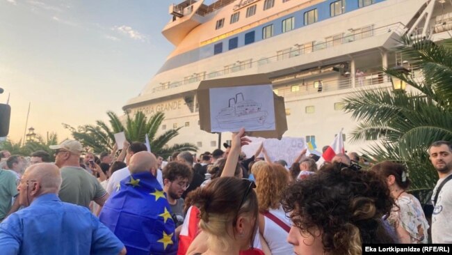 Astoria Grande gemisi Batum limanında