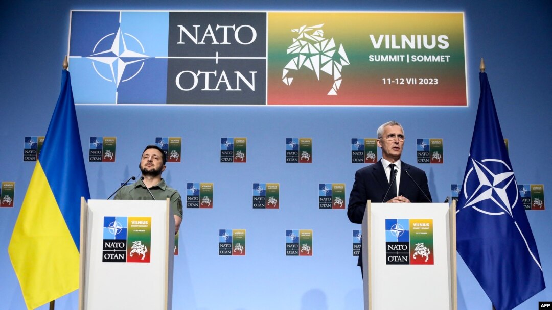 Volodimir Zelenski și Jens Stoltenberg au părut să fi depășit, miercuri la Vilnius, momentul de dezamăgire transmis cu o zi înainte de Ucraina după ce a aflat că nu va primi o invitație și un calendar ferm de aderare la NATO. 