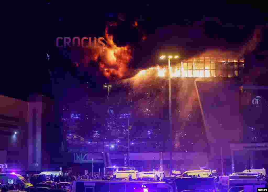 رسانه&zwnj;های دولتی روسیه می&zwnj;گویند به دنبال آتش سوزی گسترده در سالن کنسرت &laquo;کروکاس&raquo;، سقف آن فروریخته است. 