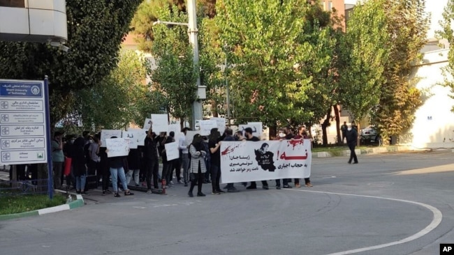 عکسی از اعتراضات دانشجویان دانشگاه شریف در مهرماه ۱۴۰۱