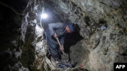 Rudar kopa unutar tunela rudnika zlata u planinama okruga Jaftal Sufla u provinciji Badahšan, 24. februar 2024.
