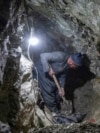 Афганський шахтар копає всередині тунелю золотої копальні в горах району Яфталь-Суфла в провінції Бадахшан