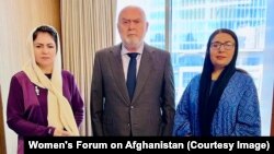 فریدون سینیرلی اوغلو، هماهنگ کنندۀ ویژۀ ملل متحد در امور افغانستان در دیدار با زنان ( تصویر از صفحه تویتر مجمع زنان در مورد افغانستان)