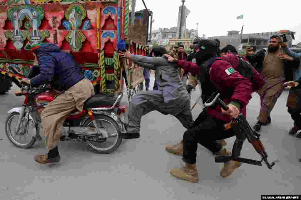 Pakistani police detain supporters of jailed former Prime Minister Imran Khan&#39;s Pakistan Tehrik-e Insaf party in Peshawar.&nbsp;