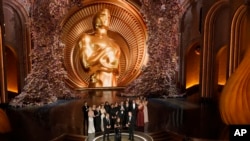 Glumci i ostala ekipa filma Oppenheimer preuzimaju nagradu za najbolje ostvarenje 96. dodjele nagrade Oscar u Dolby Teatru u Los Angelesu, Kalifornija, SAD, 10. marta 2024.