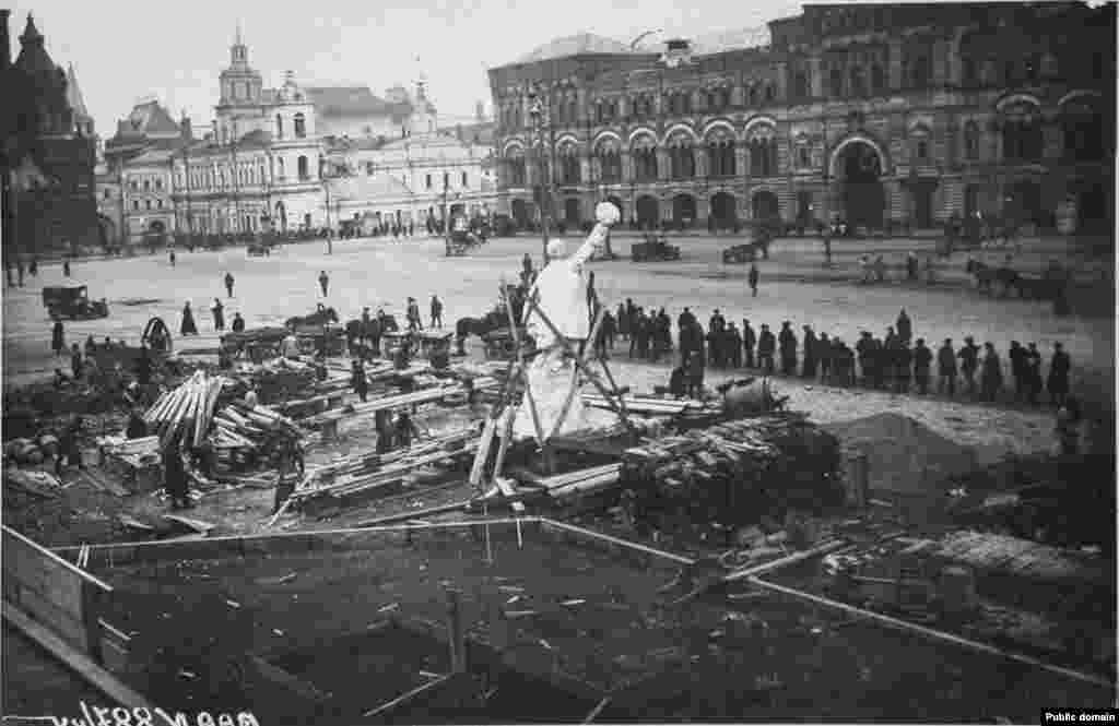 Kip radnika na Crvenom trgu. Fotografija načinjena 1920-ih godina. Godine 1922. ovaj gipsani spomenik radniku postavljen je nekoliko metara južno od mjesta gdje će uskoro biti podignut Lenjinov mauzolej.