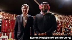 Госсекретарь США Энтони Блинкен и наследный принц Саудовской Аравии Мухаммед ибн Салман Аль Сауд