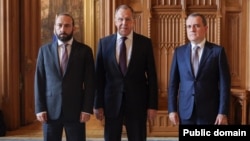 Armenian Foreign Minister Ararat Mirzoian (left) and his Azerbaijani counterpart, Jeyhun Bayramov (right), meet with Russian FM Sergei Lavrov in Moscow on July 25/ 