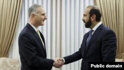 Armenia - Armenian Foreign Minister Ararat Mirzoyan (right) meets U.S. envoy Louis Bono, Yerevan, January 8, 2023.