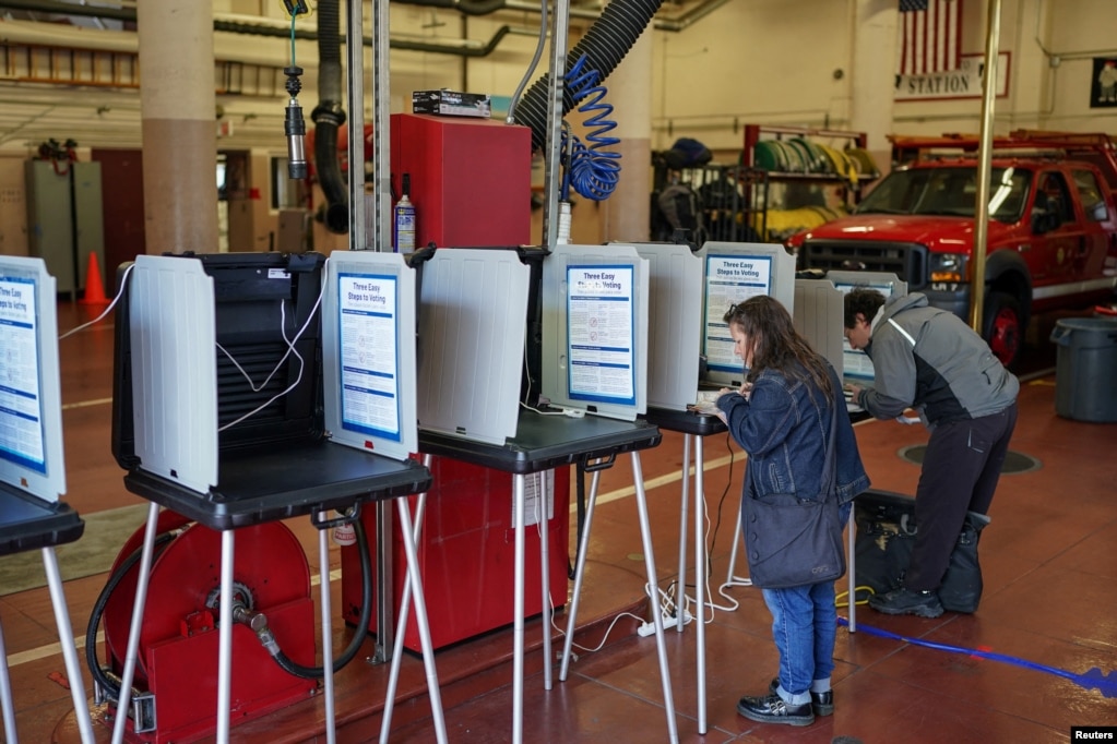 Njerëzit duke votuar në një vendvotim të ngritur brenda një stacioni zjarrfikësish në San Francisko, Kaliforni, SHBA, 5 mars 2024.