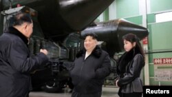 Ким Чен Ын с дочерью на военном заводе, архивное фото