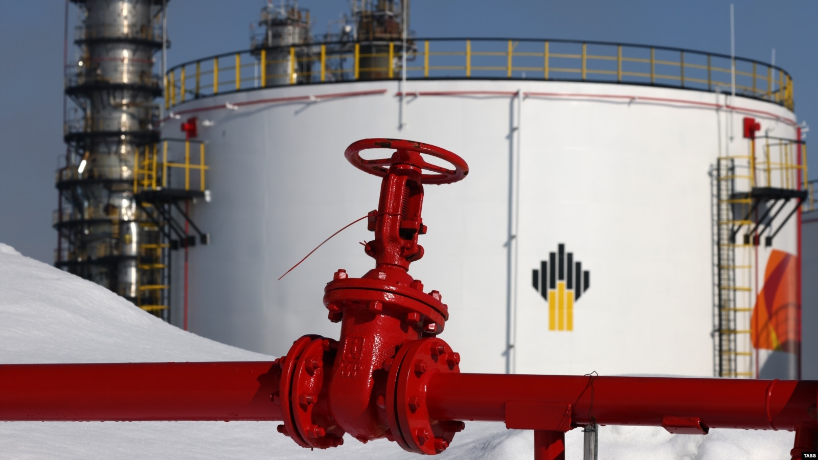 В Славянске-на-Кубани после атаки БПЛА загорелся нефтеперерабатывающий завод