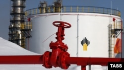 Нефтеперерабатывающий завод, иллюстративная фотография