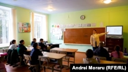Copiii din satele Câmpul Drept și Beștemac, raionul Leova, merg la gimnaziul din Sărățica Nouă, după ce școlile din localitățile lor au fost închise, din cauza numărului mic de elevi.