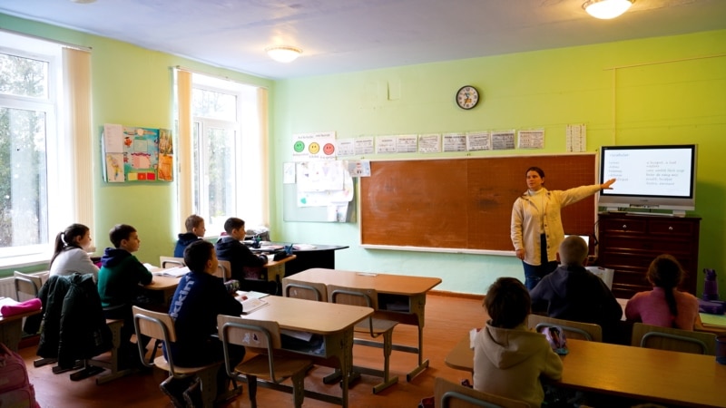 Aprobat de guvern – părinții care-și mută copiii la școli mai mari, din altă localitate, vor primi alocații bănești  