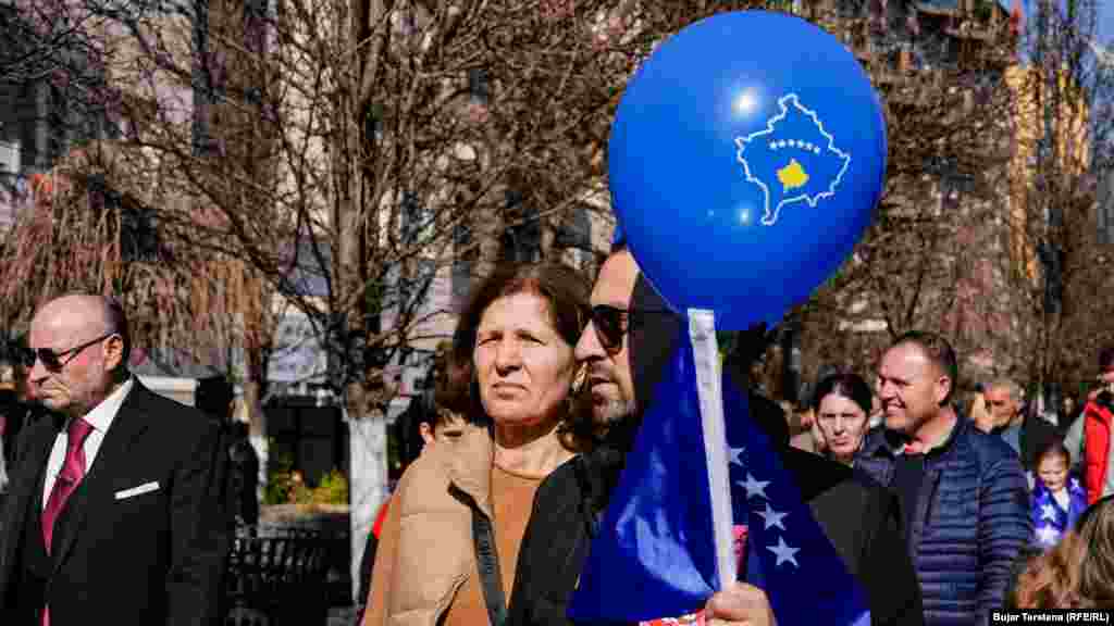 Një person mban një balonë me hartën e Kosovës.&nbsp;