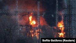 Дым и огонь вокруг высоковольтных линий на месте российского ракетного удара. Харьков, 22 марта 2024 года