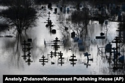 Un cimitir inundat, după ruperea barajului de la Orsk