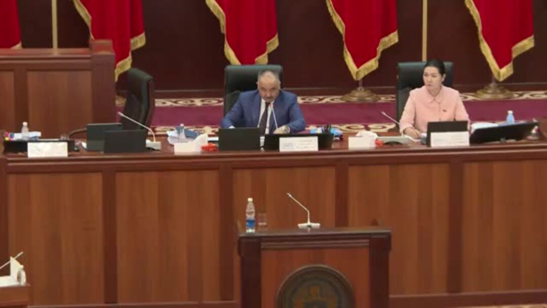 Кристи Мак ер адамның қалың әтешін сорып алады