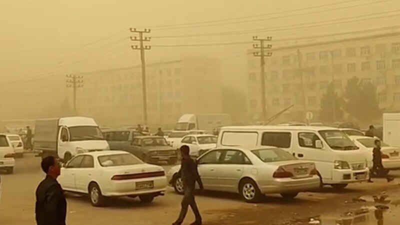 Ahalda ýel turup, ilatly ýerleriň we ekin meýdanlarynyň ençemesini tozan basdy