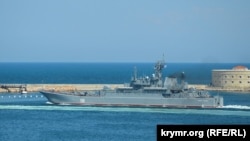 Великий десантний корабель «Цезар Куніков» Чорноморського флоту РФ виходить із Севастопольської бухти. Липень 2021 року. В лютому 2024 року корабель потопили українські морські дрони