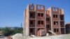 Iz Srpske liste tvrde da je reč o stanovima za socijalno ugrožena lica i školi. Nisu precizirali ko to gradi ili finansira. Severna Mitrovica, Kosovo, 21. juli 2023.