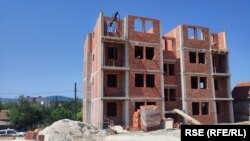 Iz Srpske liste tvrde da je reč o stanovima za socijalno ugrožena lica i školi. Nisu precizirali ko to gradi ili finansira. Severna Mitrovica, Kosovo, 21. juli 2023.