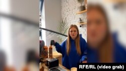 „Racheta lovește, noi lucrăm”: o barista din Kiev face cafea la scurt timp după un atac