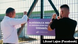 A momentumos Lőcsei Lajos az alsózsolcai akkubontó tervezett üzemcsarnokának lelakatolása mellett egy táblát is kitesz 2023. szeptember 5-én