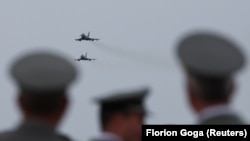 Personeli ushtarak duke shikuar fluturimet e aeroplanëve ushtarakë Eurofighter në bazën ajrore të NATO-s në Kuçovë të Shqipërisë. Fotografi ilustruese nga arkivi. 
