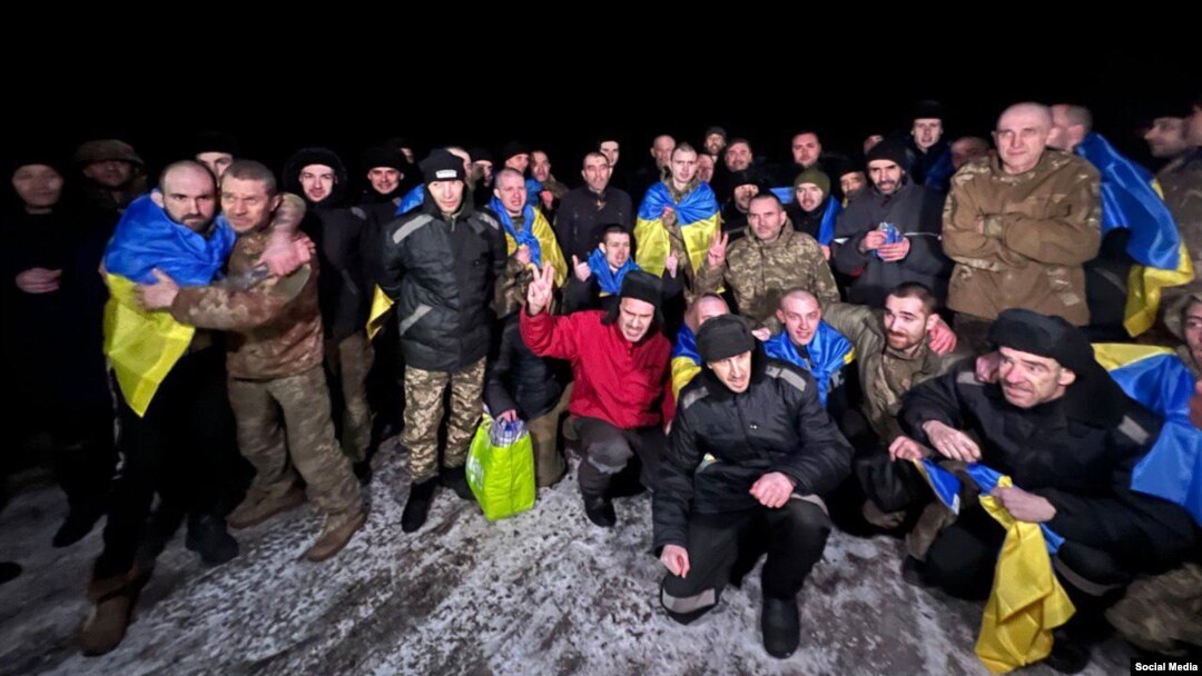 Орусия Украинага өткөрүп берген туткундар.