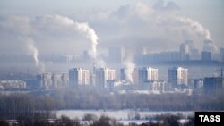 Smoke rises from the chimneys of power plants in Russia. (file photo)