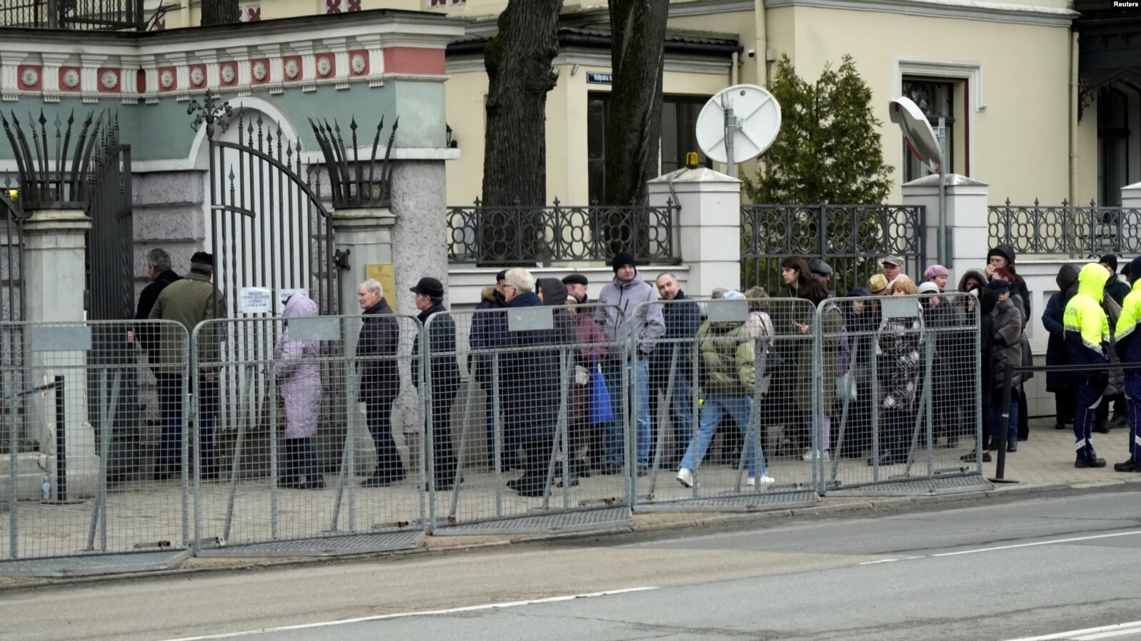 Власти Латвии проверили документы у тысячи россиян во время выборов, четырех обяжут покинуть страну