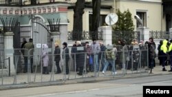Люди стоят в очереди в посольство России в Риге, Латвия, 17 марта 2024 года