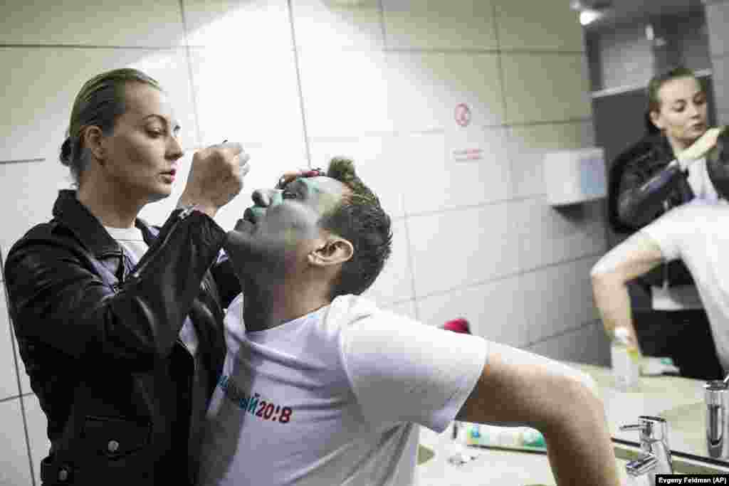 Yulia, Navalny&#39;s wife, tends to him after the attack. He suffered burns to his eyes.